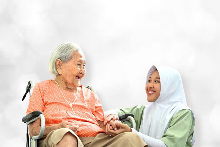 Perawat mendampingi lansia dengan kasih sayang